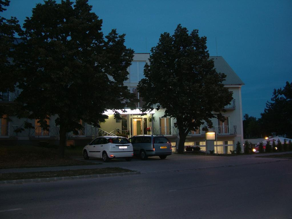 Pontis Hotell Biatorbágy Exteriör bild