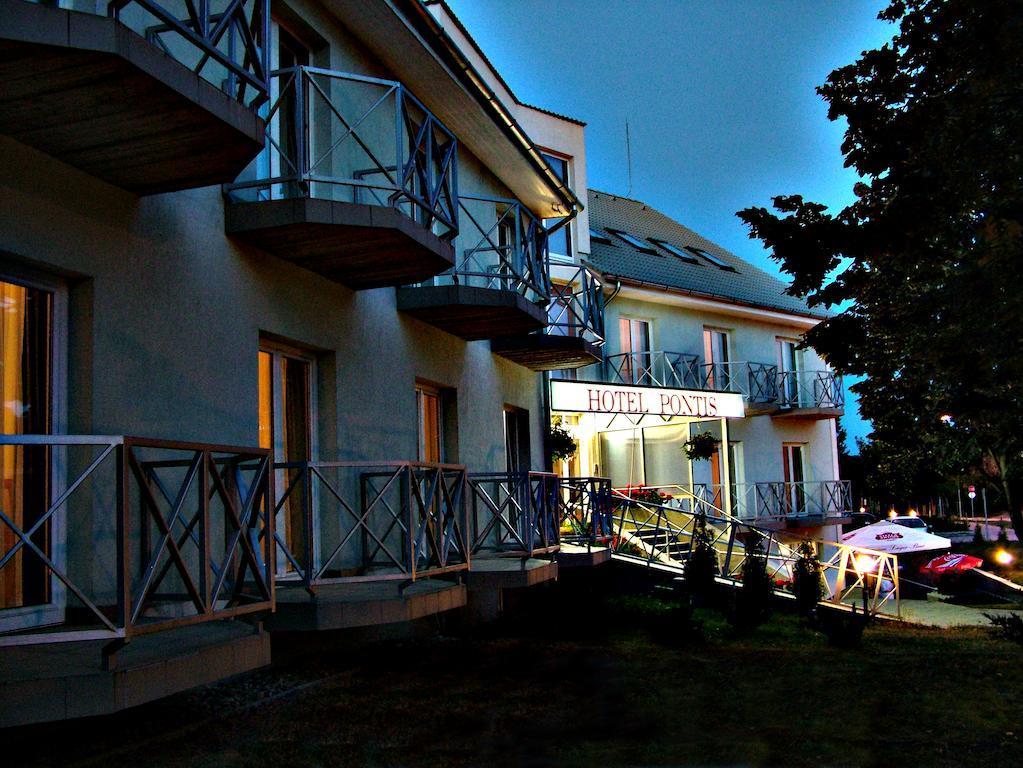 Pontis Hotell Biatorbágy Exteriör bild