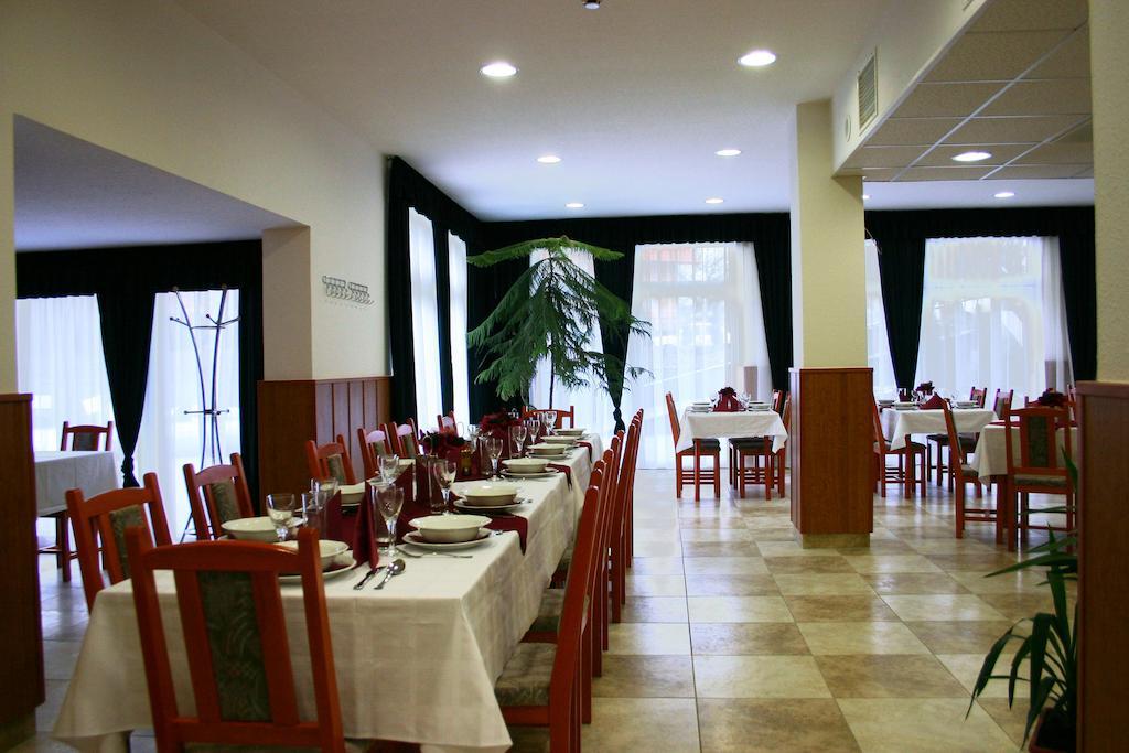 Pontis Hotell Biatorbágy Exteriör bild