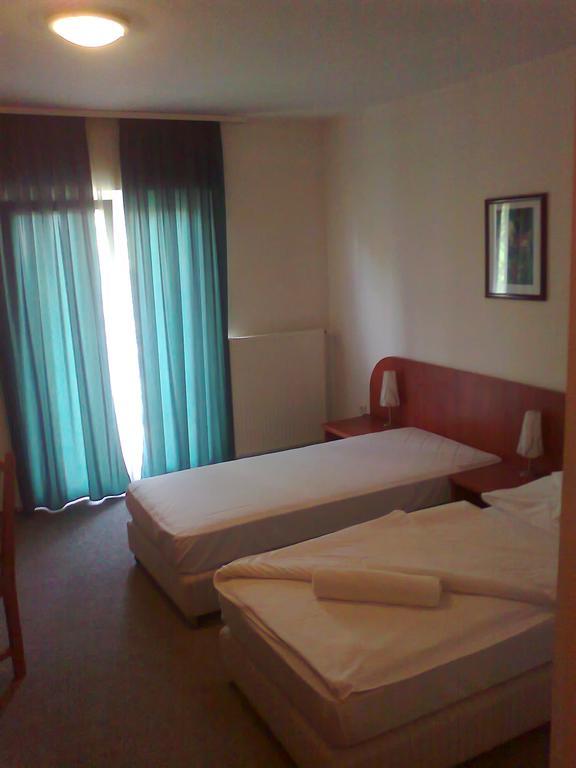 Pontis Hotell Biatorbágy Rum bild