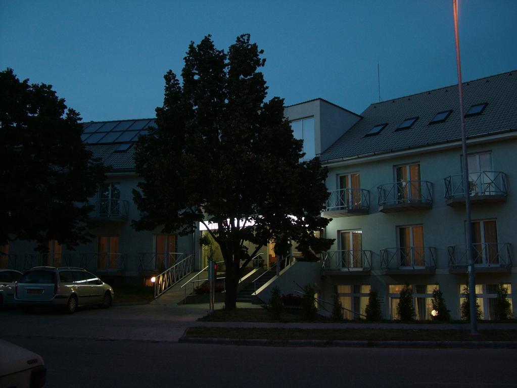 Pontis Hotell Biatorbágy Exteriör bild