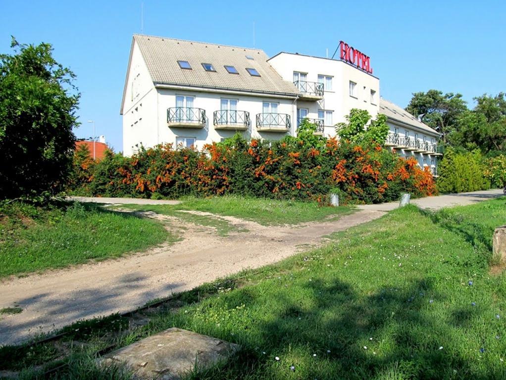 Pontis Hotell Biatorbágy Exteriör bild
