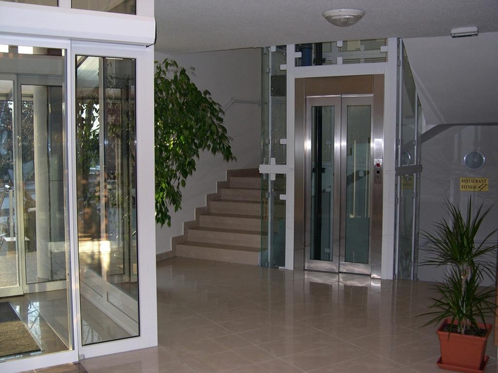 Pontis Hotell Biatorbágy Exteriör bild