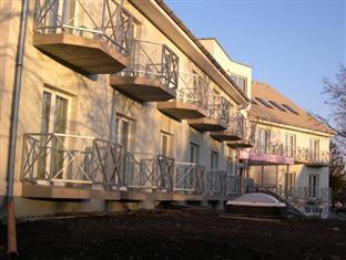Pontis Hotell Biatorbágy Exteriör bild